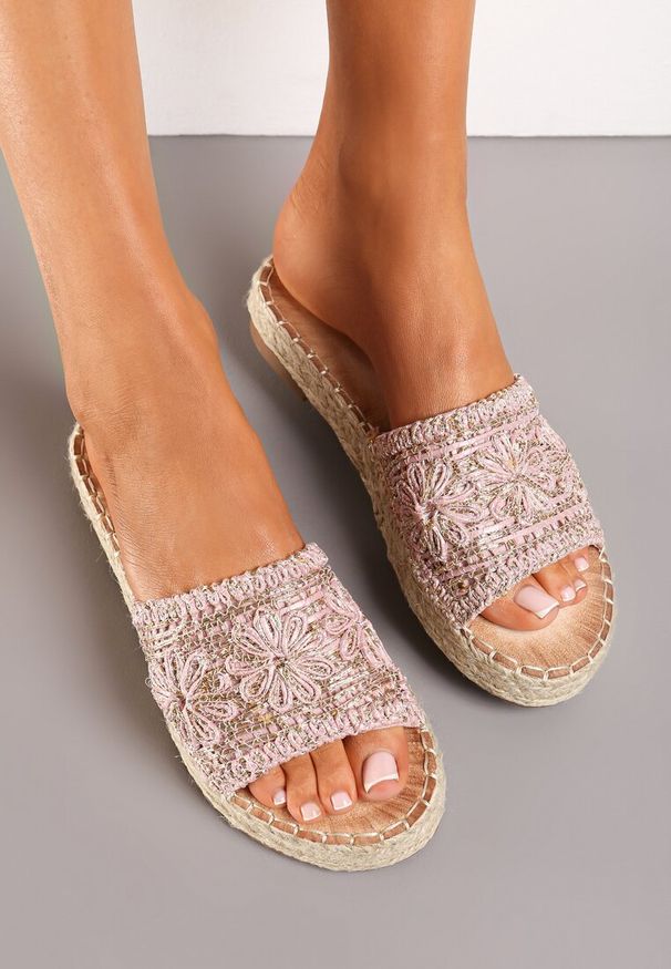 Born2be - Różowe Klapki na Grubej Podeszwie Ozdobionej Plecionką z Juty Grasia. Kolor: różowy. Wzór: aplikacja. Sezon: lato. Obcas: na platformie