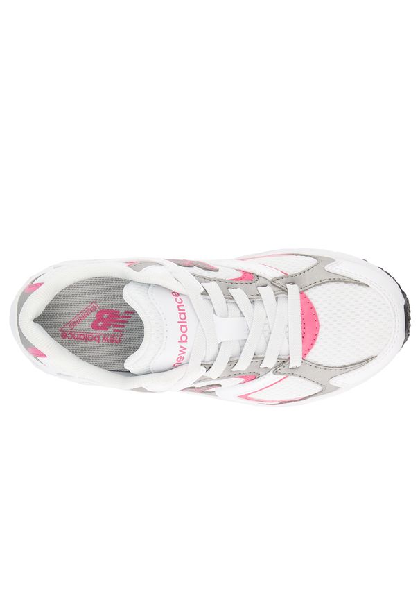 Buty dziecięce New Balance P40826U – białe. Kolor: srebrny. Materiał: syntetyk, materiał. Szerokość cholewki: normalna. Sezon: lato. Sport: turystyka piesza