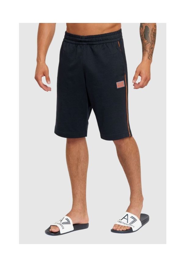 EA7 Emporio Armani - EA7 Granatowe męskie szorty bawełniane z pomarańczowymi lampasami, Rozmiar S. Kolor: niebieski. Materiał: bawełna. Wzór: nadruk, aplikacja