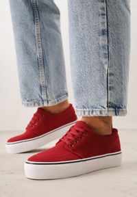 Born2be - Czerwone Klasyczne Tenisówki z Ozdobnym Paskiem przy Podeszwie Ranora. Zapięcie: pasek. Kolor: czerwony. Materiał: jeans, dresówka. Szerokość cholewki: normalna. Wzór: gładki. Styl: klasyczny #1