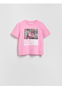 Reserved - T-shirt z nadrukiem - jasnopomarańczowy. Kolor: pomarańczowy. Materiał: bawełna, dzianina. Wzór: nadruk #1