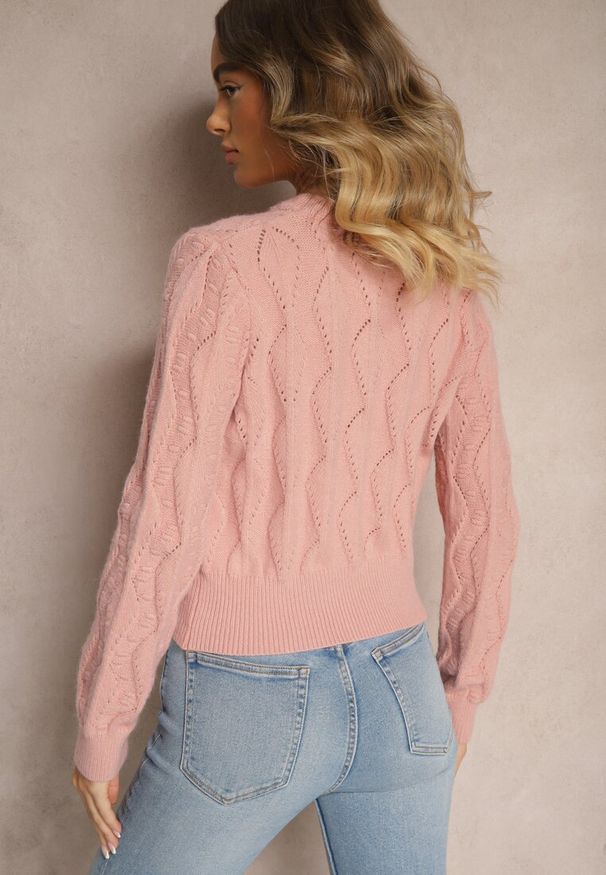 Renee - Różowy Sweter z Haftowanymi Kwiatkami i Tłoczeniem Innara. Okazja: na randkę. Kolor: różowy. Wzór: haft, kwiaty. Styl: elegancki