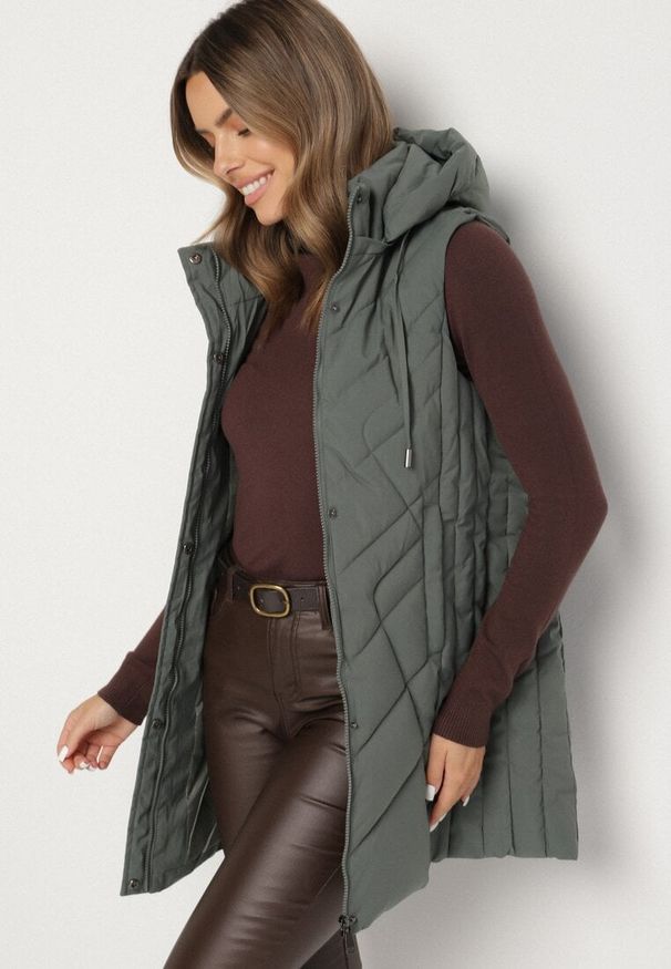 Born2be - Zielona Taliowana Kamizelka z Pikowanymi Przeszyciami i Kapturem Tuloria. Okazja: na spacer. Kolor: zielony. Materiał: jeans