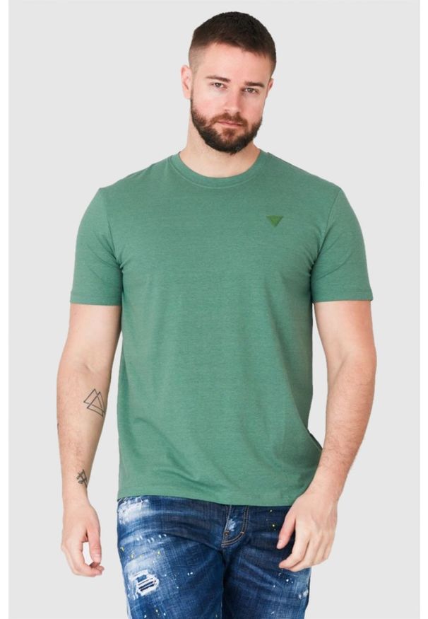 Guess - GUESS Zielony t-shirt męski z trójkątnym logo, Rozmiar S. Kolor: zielony. Wzór: aplikacja