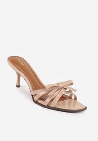 Renee - Ciemnobeżowe Klapki VICES na Obcasie Kaczuszka z Ozdobną Kokardką Hesephone. Okazja: na co dzień. Kolor: beżowy. Materiał: jeans. Obcas: na obcasie. Styl: casual. Wysokość obcasa: niski #4