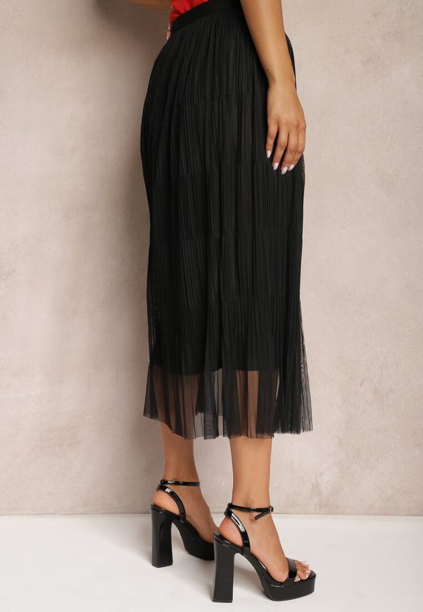 Renee - Czarna Rozkloszowana Spódnica z Tiulu Wykończona Gumką w Pasie Risshara. Okazja: na co dzień. Kolor: czarny. Materiał: tiul. Styl: elegancki, casual