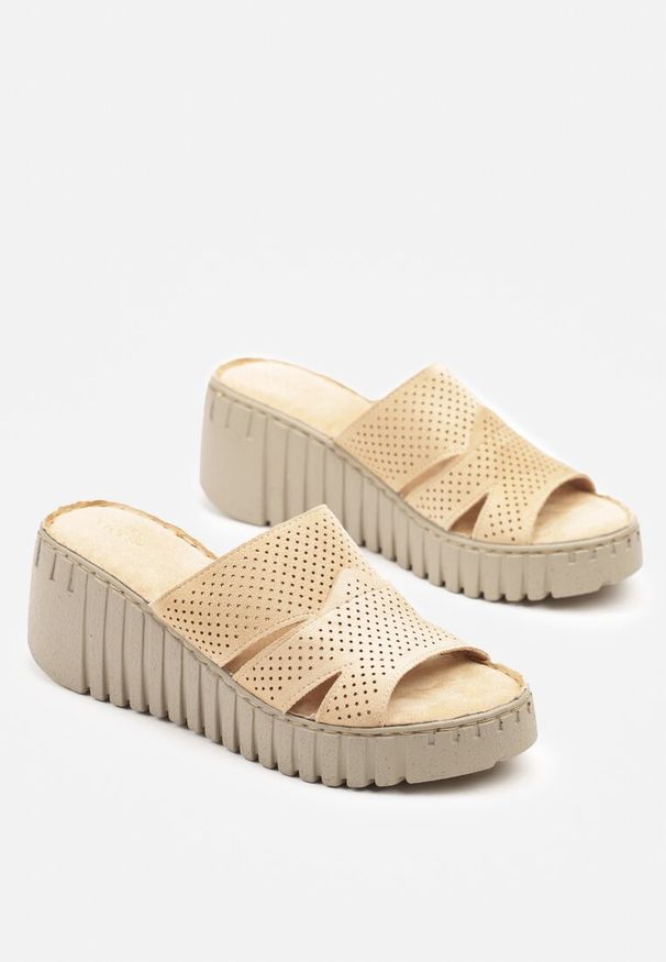 Born2be - Ciemnobeżowe Klapki Vices na Koturnie z Perforacją Sarvelina. Okazja: na co dzień. Kolor: beżowy. Materiał: materiał. Obcas: na koturnie. Styl: elegancki, casual