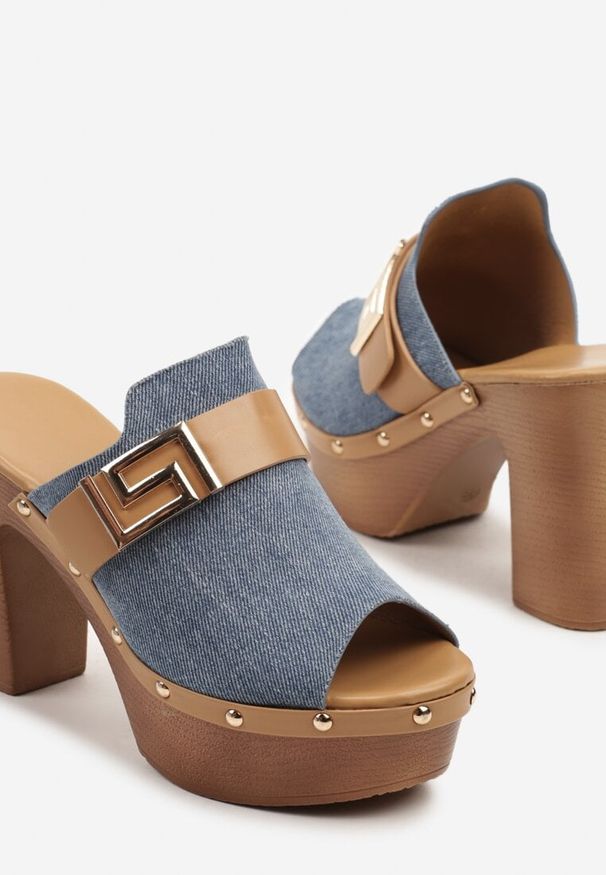 Renee - Niebieskie Klapki na Platformie i Słupku z Nitami i Klamrą Ellionne. Okazja: na co dzień. Kolor: niebieski. Materiał: jeans. Wzór: aplikacja. Sezon: lato. Obcas: na platformie. Styl: elegancki, casual. Wysokość obcasa: średni