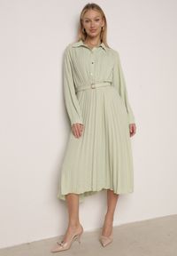 Born2be - Zielona Sukienka Plisowana o Koszulowym Kroju z Paskiem z Klamrą Efronta. Okazja: na co dzień. Typ kołnierza: kołnierzyk klasyczny. Kolor: zielony. Materiał: jeans. Długość rękawa: długi rękaw. Wzór: aplikacja. Typ sukienki: koszulowe. Styl: casual, elegancki, klasyczny #1