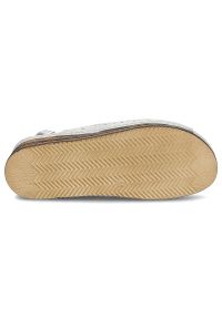 Srebrne Sandały Pollonus Wygodne Skórzane Buty Damskie. Zapięcie: sprzączka. Kolor: srebrny. Materiał: skóra. Wzór: ażurowy, aplikacja. Obcas: na platformie #5