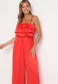 Born2be - Czerwony Kombinezon Koktajlowy na Regulowanych Ramiączkach z Falbankami i Gumką w Pasie Tesvia. Okazja: na co dzień. Kolor: czerwony. Długość rękawa: na ramiączkach. Styl: wizytowy #7