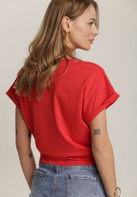 Renee - Czerwony T-shirt Oararith. Kolor: czerwony. Materiał: dzianina. Długość rękawa: krótki rękaw. Długość: krótkie. Wzór: aplikacja