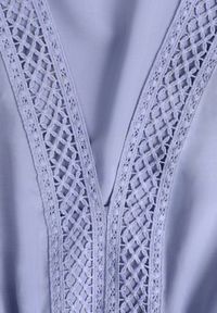 Renee - Jasnoniebieska Rozkloszowana Sukienka Maxi z Gumką w Talii i Koronkowym Dekoltem Cheteia. Kolor: niebieski. Materiał: koronka. Sezon: wiosna, lato. Długość: maxi #6