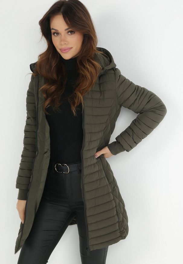 Born2be - Ciemnozielona Kurtka do Kolan Pikowana Zillo. Okazja: na co dzień. Kolor: zielony. Materiał: jeans, tkanina. Długość: do kolan. Styl: elegancki, casual