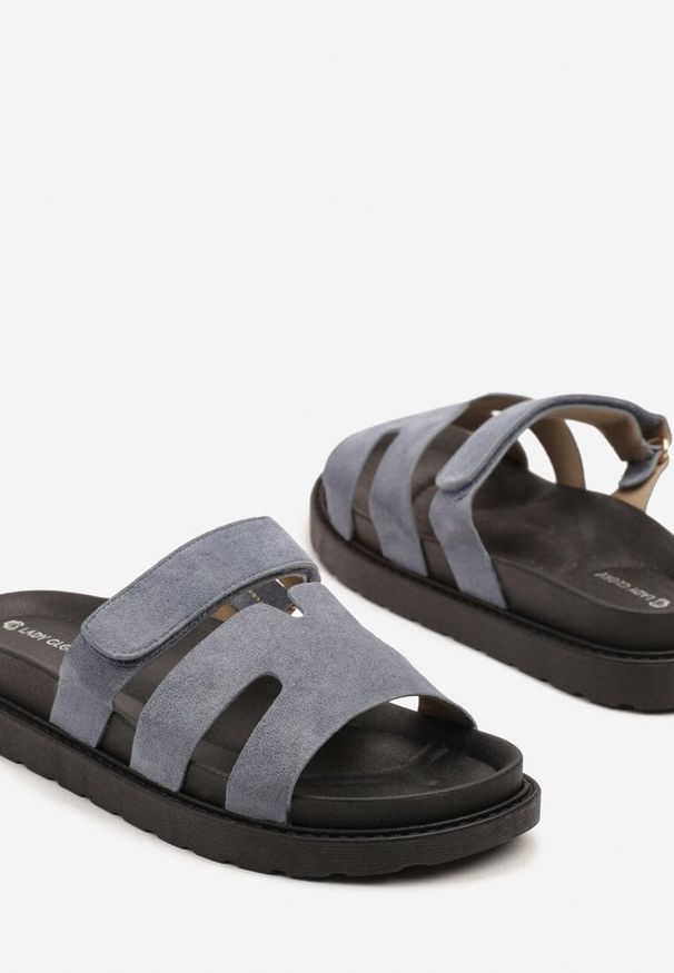 Born2be - Niebieskie Klapki z Imitacji Zamszu z Ozdobnymi Wycięciami i Rzepem Zivienne. Okazja: na imprezę, na co dzień. Kolor: niebieski. Materiał: zamsz. Sezon: lato. Obcas: na obcasie. Styl: elegancki, casual. Wysokość obcasa: niski