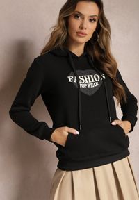 Renee - Czarna Bluza Kangurka Ocieplona Polarem z Ozdobnym Nadrukiem Elili. Okazja: na co dzień. Kolor: czarny. Materiał: polar. Wzór: nadruk. Styl: casual, elegancki