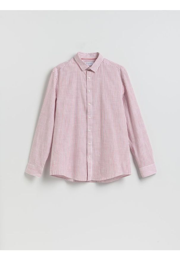 Reserved - Koszula regular fit w paski - czerwony. Kolor: czerwony. Materiał: tkanina, bawełna. Wzór: paski