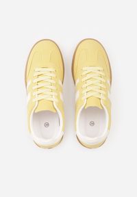 Renee - Żółte Sneakersy Typu Tenisówki Ozdobione Paskami po Bokach Fefia. Okazja: na co dzień. Zapięcie: pasek. Kolor: żółty. Materiał: jeans. Wzór: aplikacja. Sezon: wiosna #7