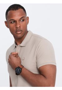 Ombre Clothing - Jednokolorowa koszulka męska polo BASIC z dzianiny pique - ciemnobeżowa V5 - Rozmiar: S. Okazja: na co dzień. Typ kołnierza: polo. Kolor: beżowy. Materiał: dzianina. Wzór: haft, aplikacja, jednolity. Styl: sportowy, wizytowy, casual #2