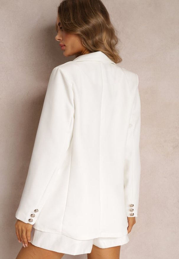 Renee - Biała Marynarka Niezapinana z Dekoracyjnymi Guzikami Cose. Kolor: biały. Materiał: materiał