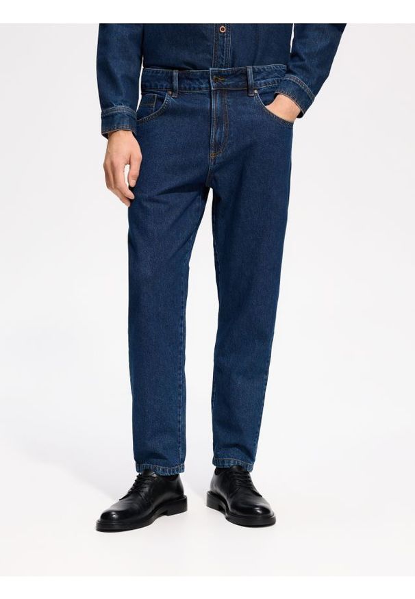 Reserved - Jeansy carrot z efektem sprania - granatowy. Kolor: niebieski. Materiał: jeans