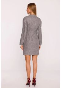MOE - Elegancka sukienka tweedowa trapezowa kopertowa szara. Okazja: na randkę, na imprezę. Typ kołnierza: dekolt kopertowy, dekolt w kształcie V. Kolor: szary, czerwony, różowy. Materiał: tkanina, poliester, dzianina, koronka. Długość rękawa: długi rękaw. Typ sukienki: trapezowe, kopertowe. Styl: elegancki. Długość: mini #5