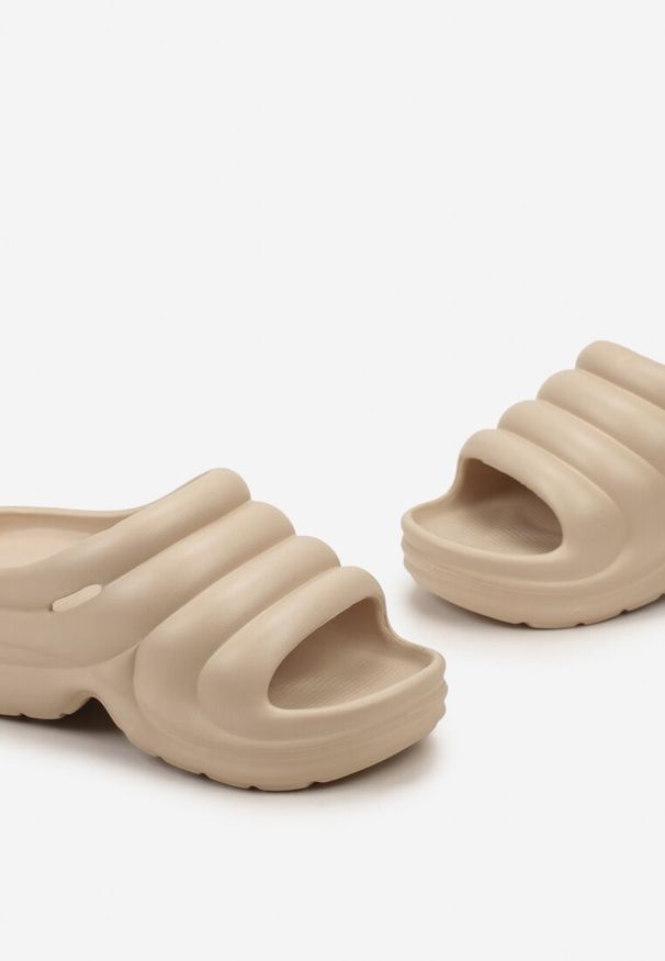 Renee - Beżowe Designerskie Gumowe Klapki z Okrągłym Noskiem Vilnira. Okazja: na plażę, do domu. Nosek buta: okrągły. Kolor: beżowy. Materiał: guma. Wzór: ażurowy