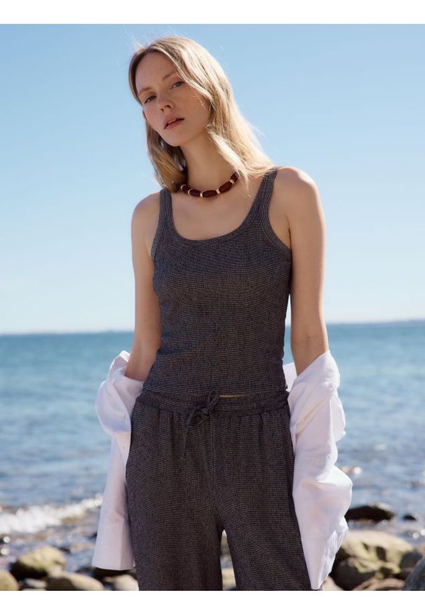 Reserved - Strukturalny top - ciemnoszary. Kolor: szary. Materiał: dzianina