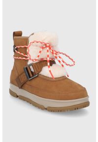 Ugg - UGG śniegowce zamszowe kolor brązowy 1112477.CHE-CHE. Nosek buta: okrągły. Zapięcie: sznurówki. Kolor: brązowy. Materiał: zamsz #4