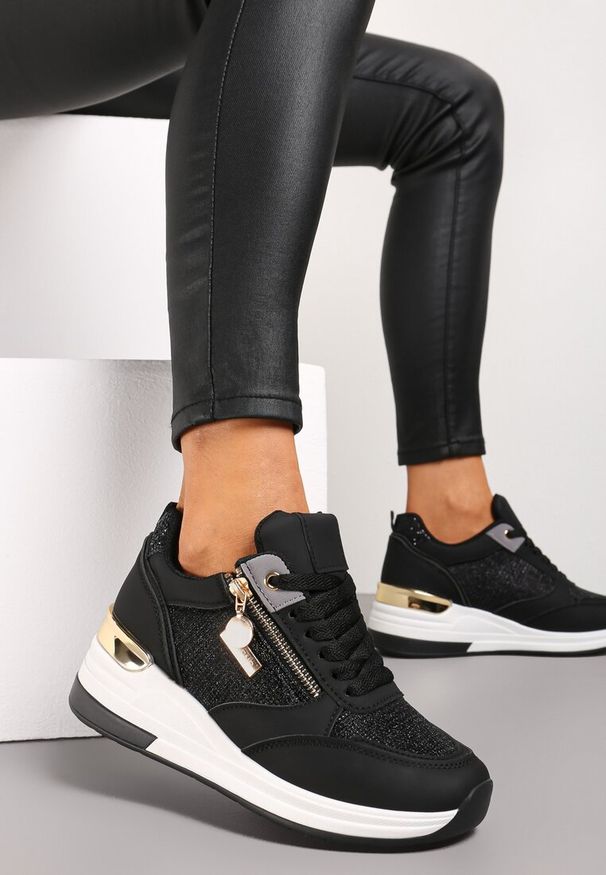 Renee - Czarne Błyszczące Sneakersy na Koturnie z Metalicznymi Detalami i Sznurowaniem Teissa. Kolor: czarny. Wzór: aplikacja. Obcas: na koturnie
