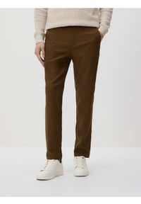 Reserved - Spodnie chino carrot - brązowy. Kolor: brązowy. Materiał: tkanina, wiskoza #1