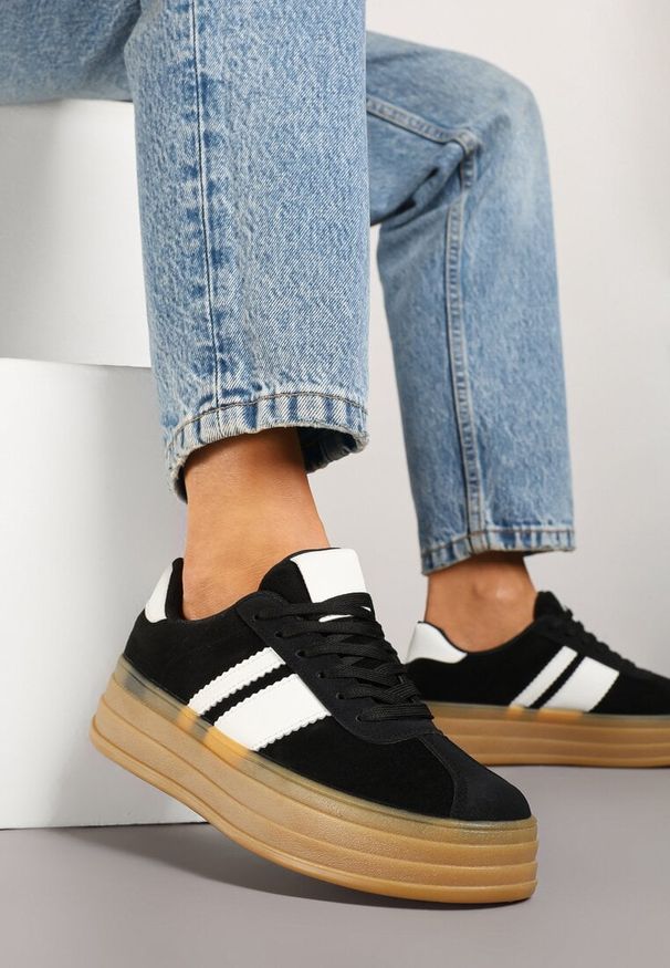 Born2be - Czarne Sneakersy w Stylu Klasycznych Tenisówek z Ozdobnymi Paskami Dellien. Okazja: na co dzień. Zapięcie: pasek. Kolor: czarny. Materiał: jeans