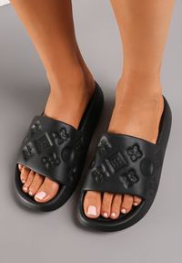 Born2be - Czarne Klapki Piankowe z Wytłoczonym Wzorem Railina. Okazja: na plażę. Kolor: czarny. Sezon: lato. Styl: elegancki #1