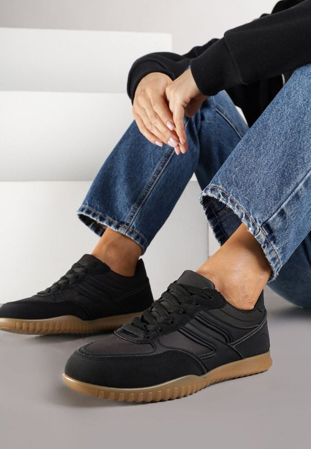 Born2be - Czarne Sneakersy w Stylu Tenisówek Ozdobione Geometrycznym Wzorem Fesilia. Okazja: na co dzień. Kolor: czarny. Materiał: jeans. Wzór: aplikacja, geometria