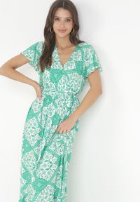 Born2be - Zielona Rozkloszowana Sukienka Maxi z Wiązanym Paskiem Aziza. Typ kołnierza: dekolt kopertowy. Kolor: zielony. Materiał: tkanina, bawełna. Typ sukienki: kopertowe. Długość: maxi #3