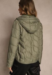 Renee - Jasnozielona Kurtka Przejściowa z Kapturem w Oryginalne Pikowane Przeszycia Arivitta. Okazja: na spacer. Typ kołnierza: kaptur. Kolor: zielony. Materiał: poliester, jeans #2