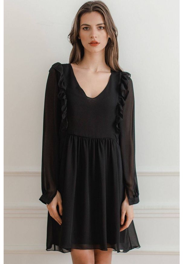 Lenitif - Swobodna szyfonowa sukienka z pionowymi falbanami czarna. Typ kołnierza: dekolt w serek. Kolor: czarny. Materiał: szyfon. Długość: midi