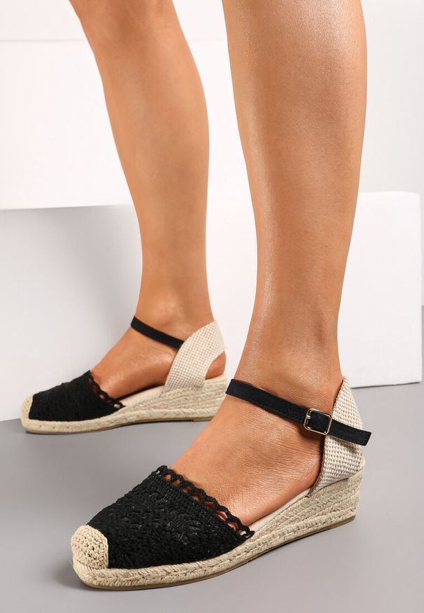 Renee - Czarne Sandały w Stylu Espadryli na Koturnie z Plecionką i Ażurowym Noskiem Bellisae. Kolor: czarny. Wzór: ażurowy. Sezon: lato. Obcas: na koturnie. Styl: elegancki
