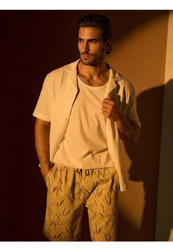 Sinsay - Bawełniana koszula z krótkim rękawem - biały. Kolor: biały. Materiał: bawełna. Długość rękawa: krótki rękaw. Długość: krótkie