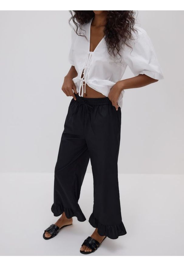 Reserved - Szerokie spodnie z falbankami - czarny. Kolor: czarny. Materiał: tkanina, bawełna