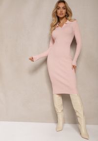 Renee - Jasnoróżowa Sweterkowa Sukienka z Wiskozą i Modalem o Dopasowanym Kroju z Kołnierzykiem Sealiea. Kolor: różowy. Materiał: wiskoza. Wzór: prążki. Typ sukienki: kopertowe, oversize, dopasowane. Styl: elegancki