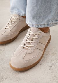 Born2be - Beżowe Skórzane Sneakersy na Płaskiej Podeszwie Ozdobione Paskami Nelavirae. Zapięcie: pasek. Kolor: beżowy. Materiał: skóra. Wzór: aplikacja. Obcas: na płaskiej podeszwie #2