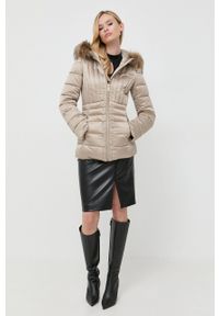 Marciano Guess kurtka damska kolor beżowy zimowa. Kolor: beżowy. Materiał: futro. Sezon: zima