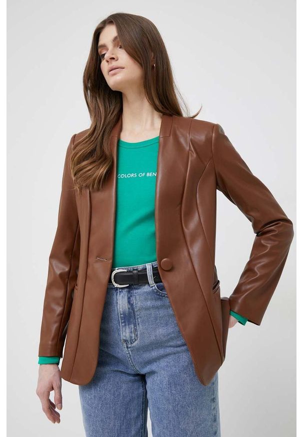 Sisley marynarka kolor brązowy jednorzędowa gładka. Kolor: brązowy. Materiał: materiał. Wzór: gładki