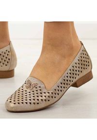 Złote ażurowe półbuty damskie M.Daszyński Sa222-3. Okazja: na co dzień. Kolor: złoty. Szerokość cholewki: normalna. Wzór: ażurowy. Materiał: skóra. Sezon: wiosna, jesień, lato. Obcas: na obcasie. Styl: casual, elegancki, klasyczny. Wysokość obcasa: niski #1