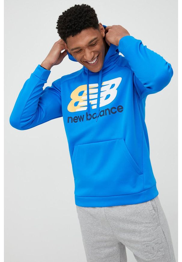 New Balance bluza treningowa Tenacity męska z kapturem z nadrukiem. Typ kołnierza: kaptur. Kolor: niebieski. Materiał: materiał. Długość rękawa: raglanowy rękaw. Wzór: nadruk