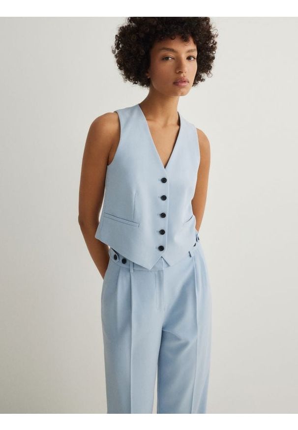 Reserved - Garniturowa kamizelka - jasnoniebieski. Kolor: niebieski. Materiał: wiskoza, tkanina. Styl: klasyczny