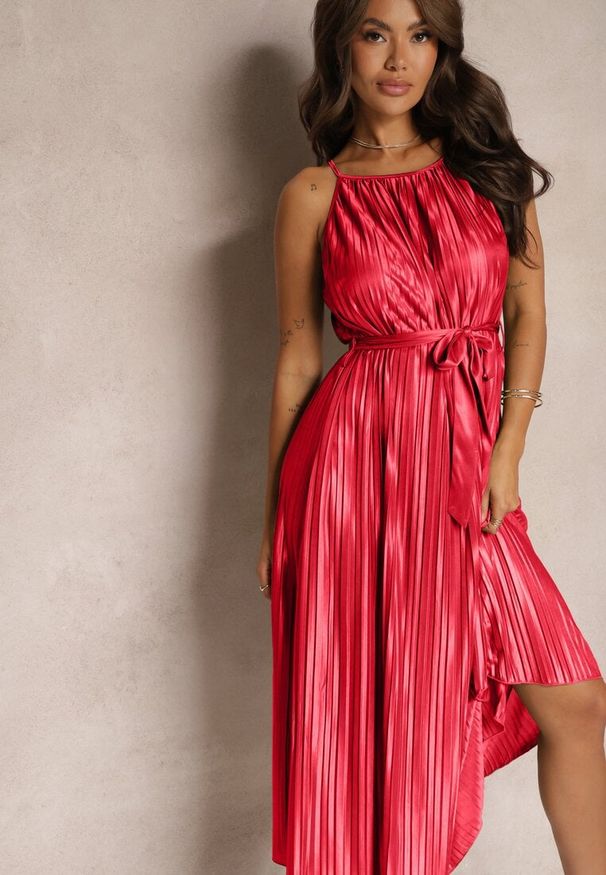Renee - Bordowa Sukienka Plisowana z Paskiem w Talii na Cienkich Ramiączkach Wasea. Okazja: na co dzień. Typ kołnierza: dekolt kwadratowy. Kolor: czerwony. Materiał: jeans. Długość rękawa: na ramiączkach. Typ sukienki: plisowane. Styl: casual, elegancki
