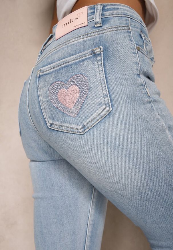 Renee - Niebieskie Jeansy Slim High Waist z Haftem na Tylnej Kieszeni Adinaria. Okazja: na co dzień. Stan: podwyższony. Kolor: niebieski. Wzór: haft. Styl: elegancki, casual