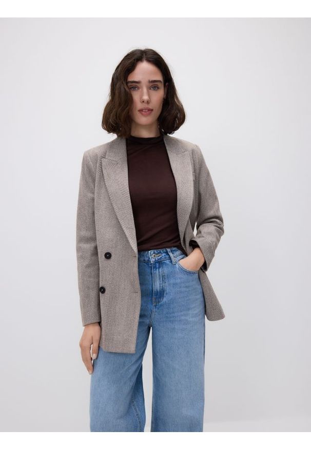 Reserved - Dwurzędowa marynarka w jodełkę - brązowy. Kolor: brązowy. Materiał: dzianina. Wzór: jodełka